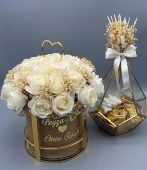 Цвете И Шоколади За Искане На Ръка – Букет От Кремави Рози И Пирамидална Кутия С Шоколади