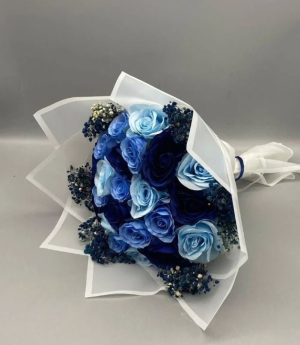 Букет От Цветни Божури И Рози За Искане На Ръка