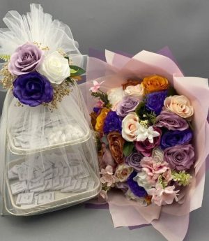 Цвете И Шоколади За Искане На Ръка – Букет От Цветни Рози И Шоколади За Почерпка