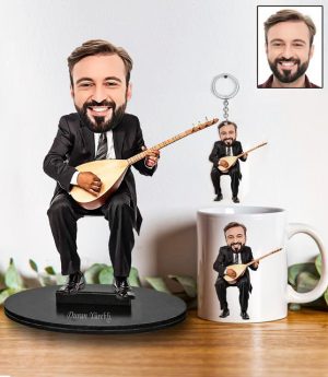 Персонализиран Подаръчен Комплект Карикатурно Библо С Дизайн на Мъж, Свирещ на Баглама, С Ключодържател и Чаша